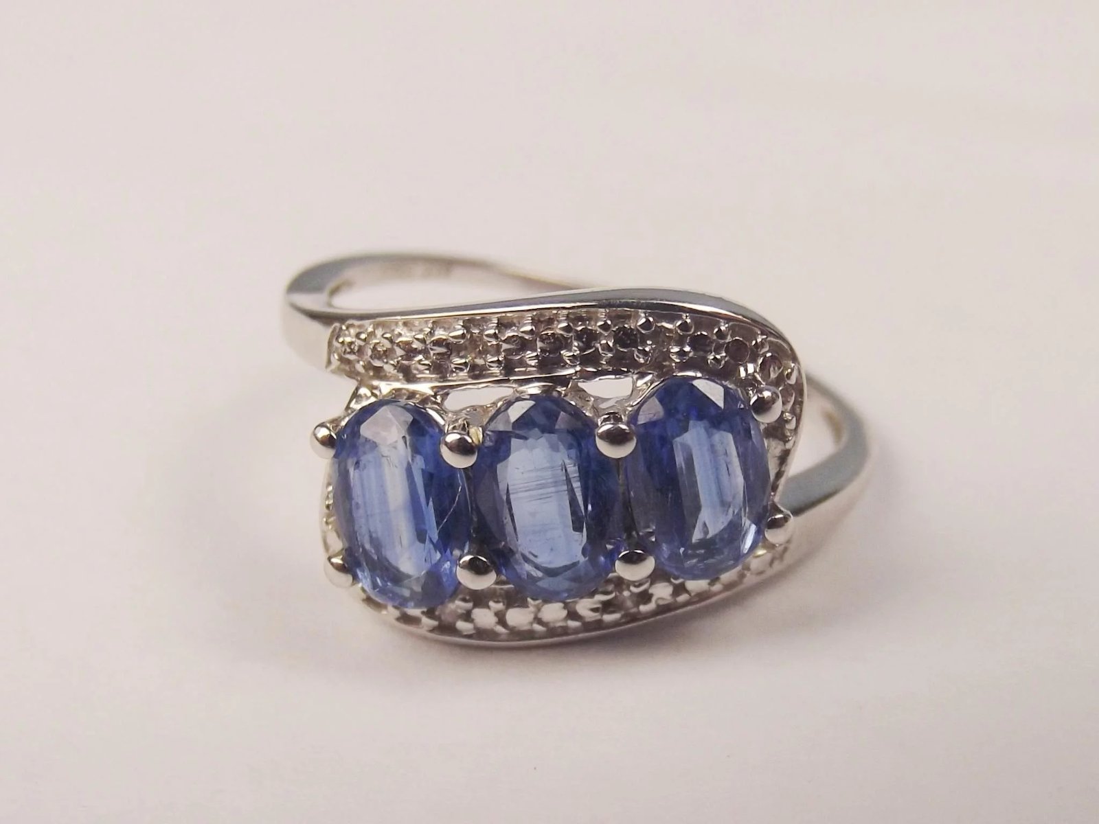 10 Ct Yellow Gold Three Stone Crossover Tanzanite Ring UK Size P ½ US Size 8 - Image 2