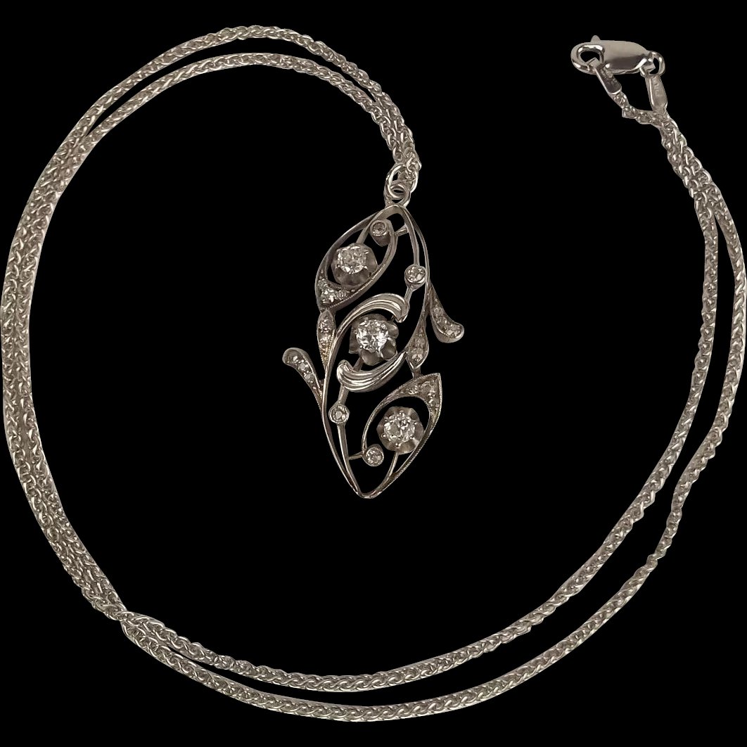 18ct White Gold Diamond Pendant & 9ct White Gold Chain