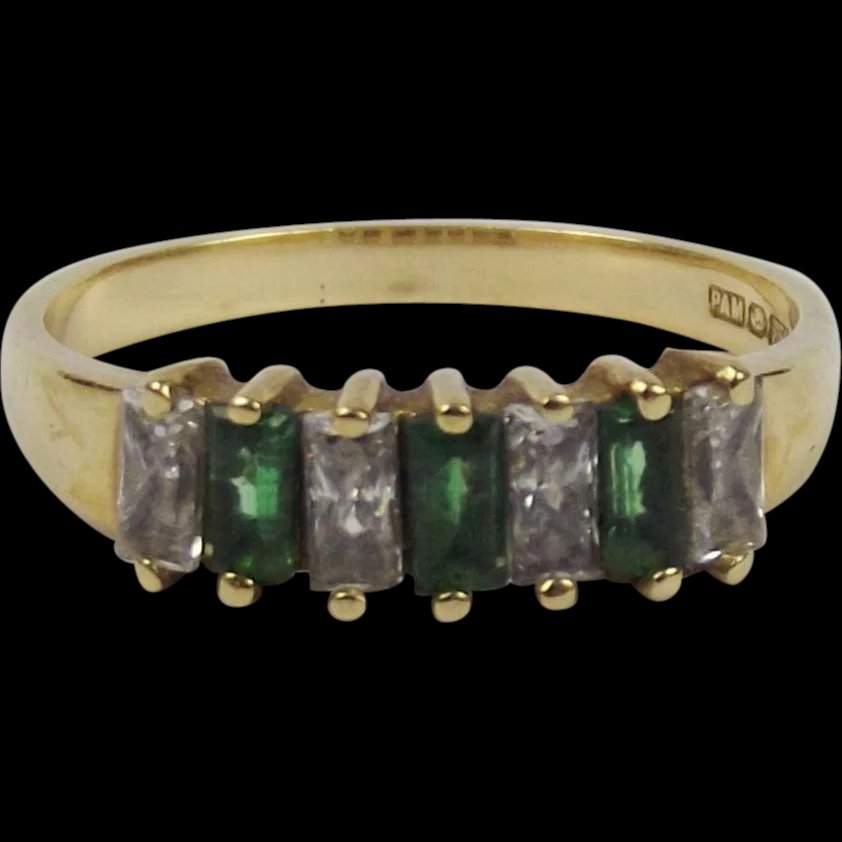 18ct Yellow Gold Green & White Glass Ring UK Size P US 7 ½