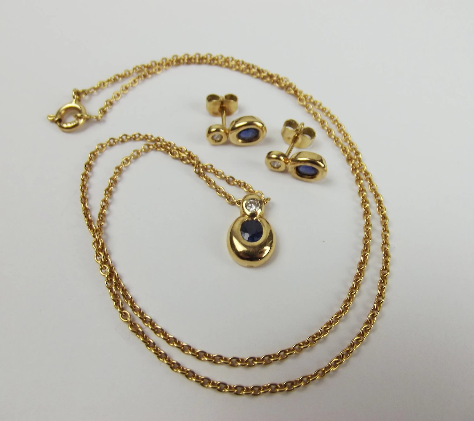 18ct Yellow Gold Sapphire & Diamond Pendant Necklace & Earrings Set