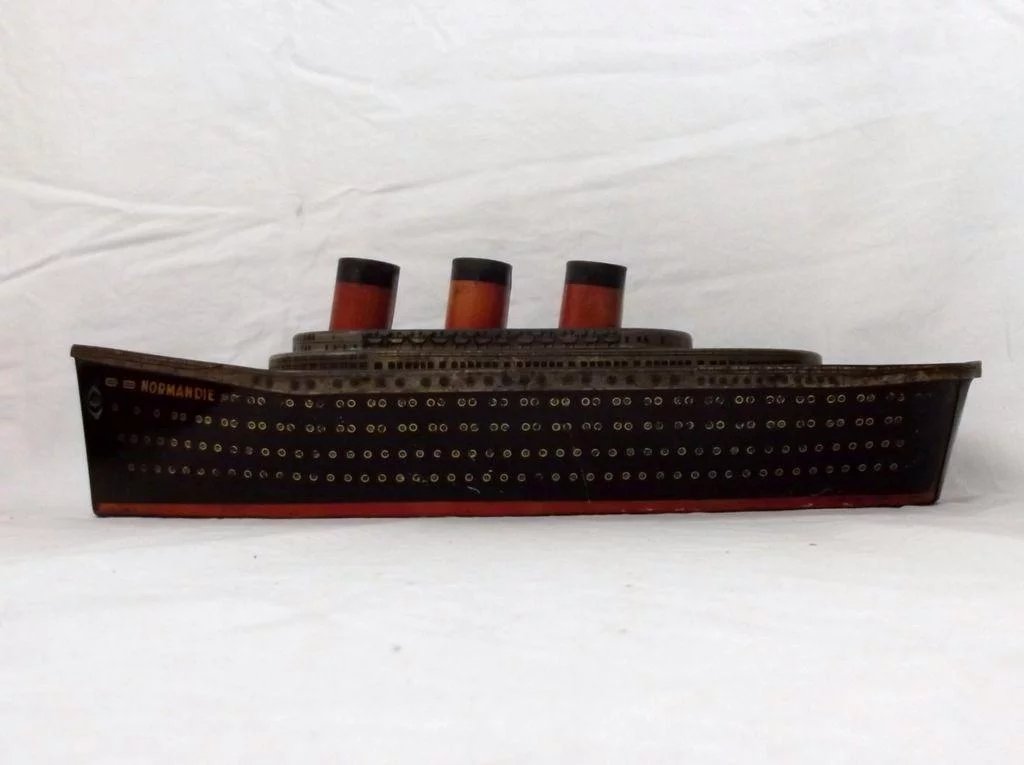 1930's French Geslot et Voreux SS Normandie Liner Biscuit Tin By Bethune - Image 2