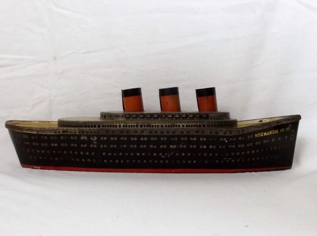 1930's French Geslot et Voreux SS Normandie Liner Biscuit Tin By Bethune - Image 4