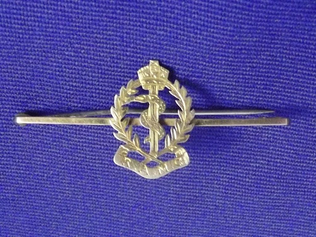 9ct Gold Royal Army Medical Corp Sweetheart Badge - Image 2