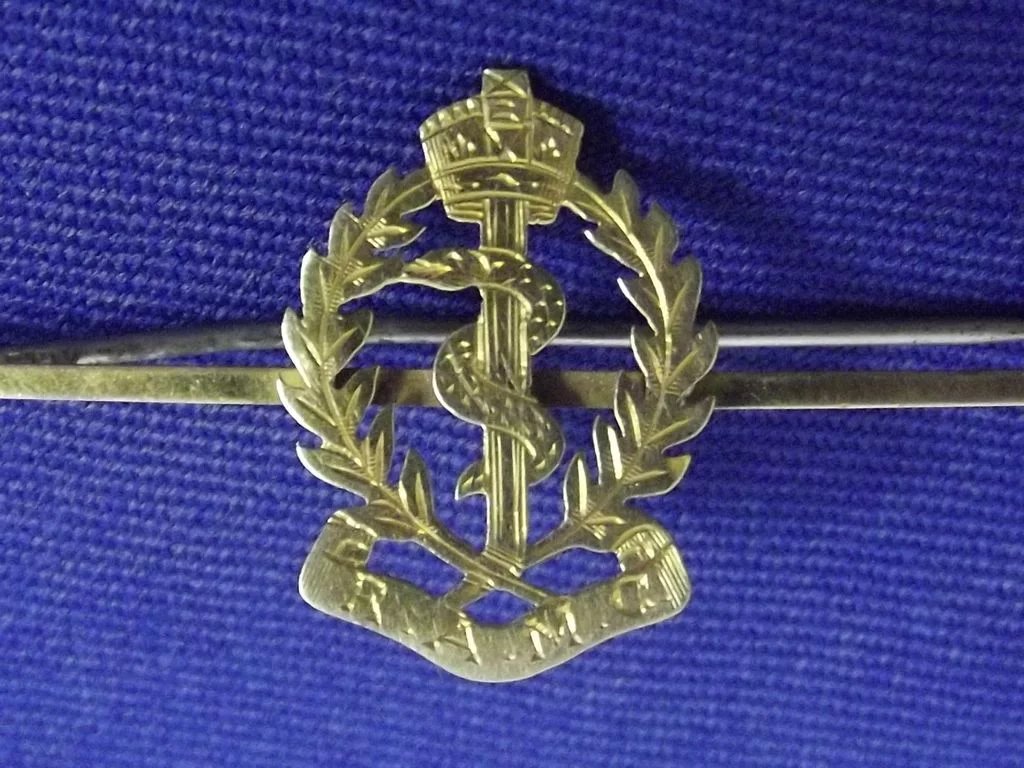 9ct Gold Royal Army Medical Corp Sweetheart Badge - Image 3