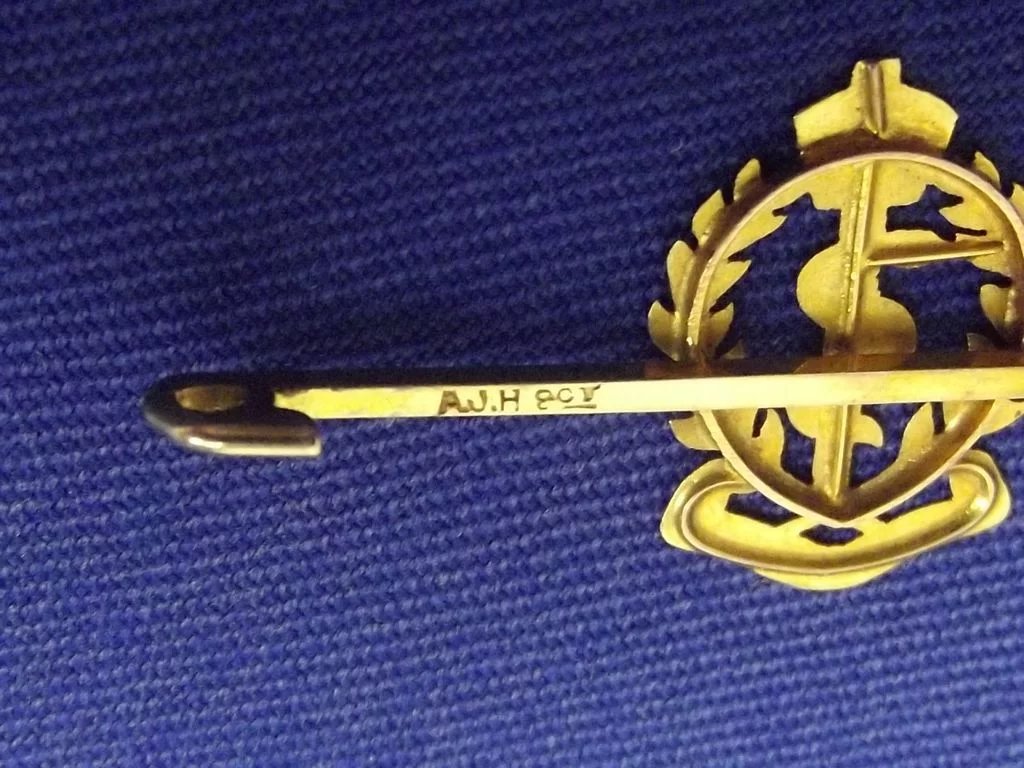 9ct Gold Royal Army Medical Corp Sweetheart Badge - Image 4