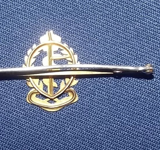9ct Gold Royal Army Medical Corp Sweetheart Badge - Image 5