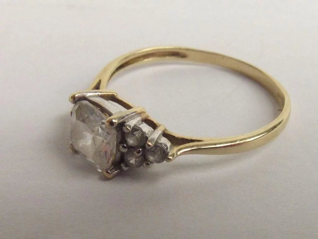 9ct Gold Zirconia 7 Stone Dress Ring UK Size S US 9¼ - Image 2