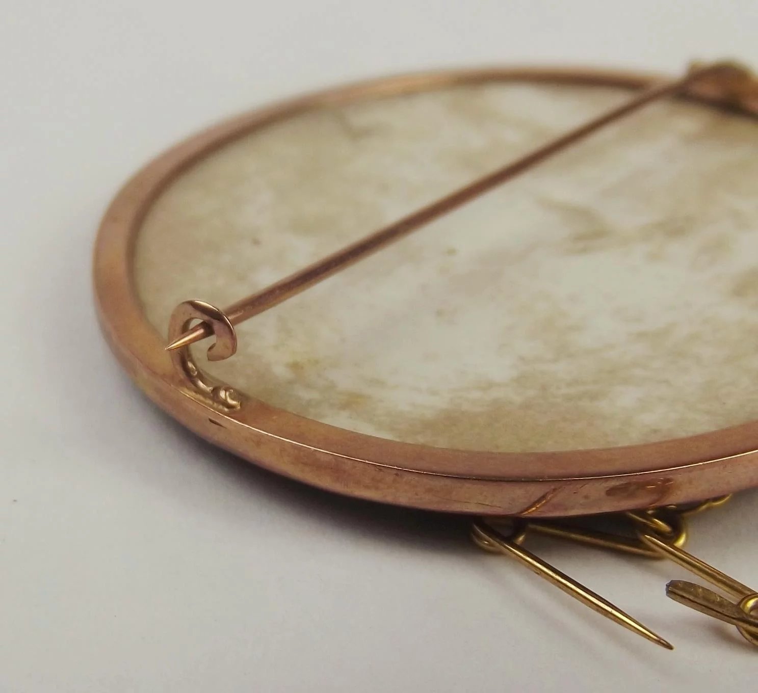 9ct Rose Gold Hand Painted Brooch - Image 8