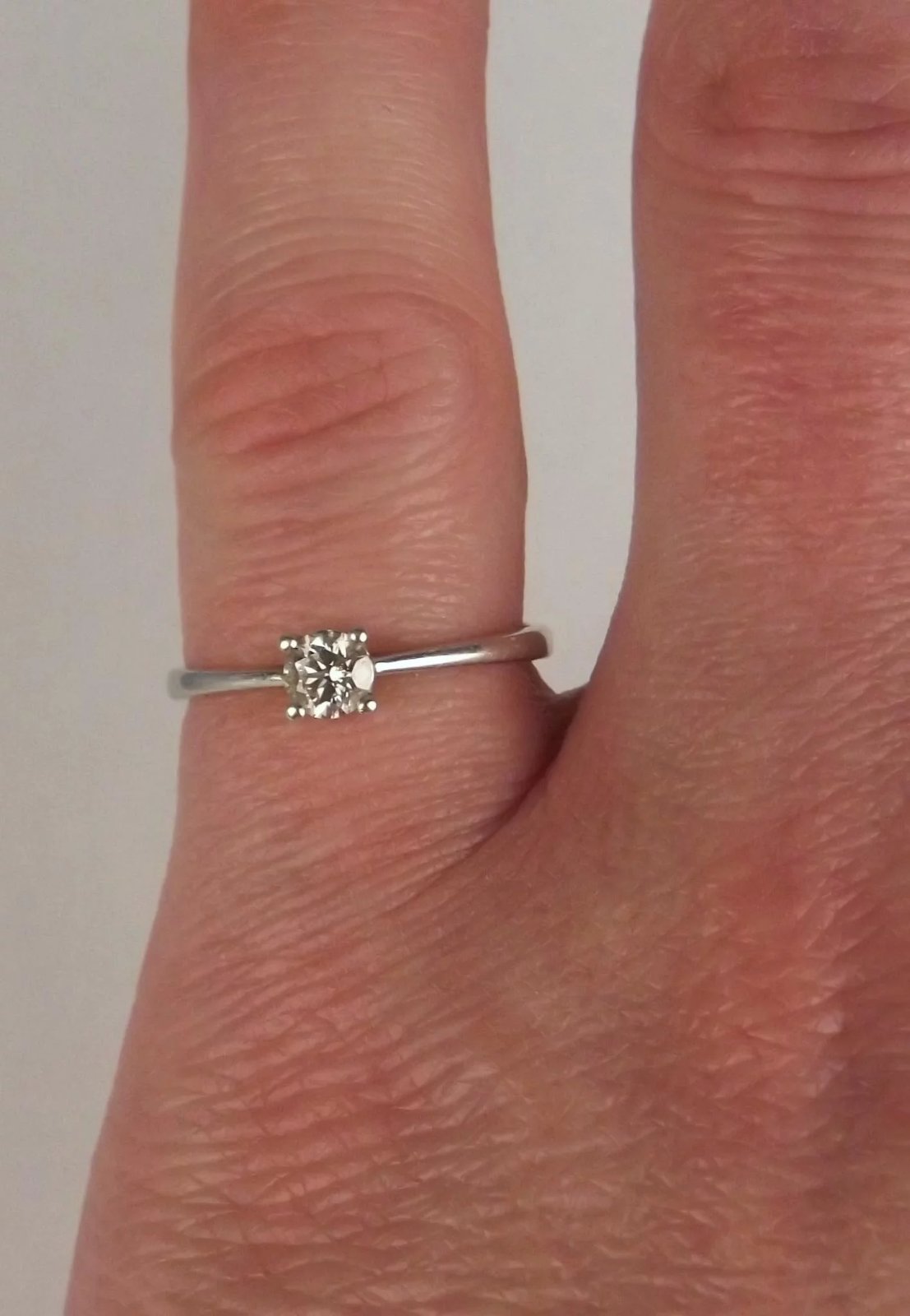 9ct White Gold 0.25 CTW Diamond Solitaire Ring UK Size N Us 6 ¾ - Image 2