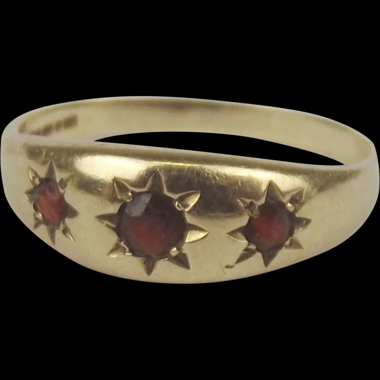 9ct Yellow Gold Garnet Trilogy Rink UK Size S US 9