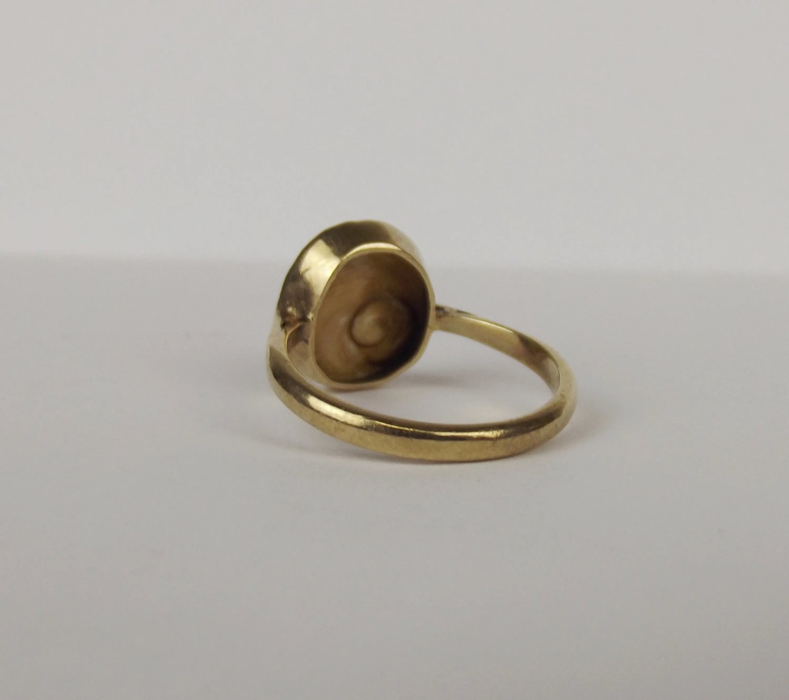 9ct Yellow Gold Shell Ring UK Size Q+ US 8 ¼