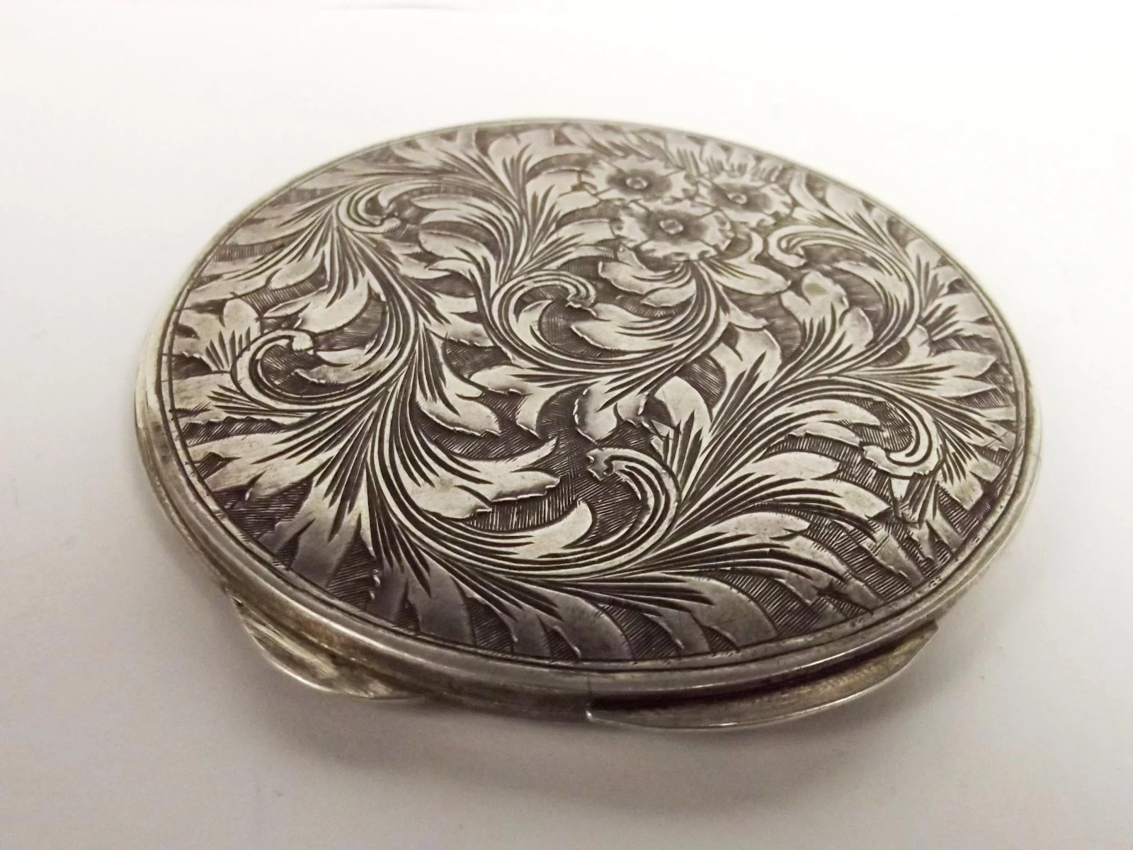 An Italian White Metal Ladies Compact With Floral Decoration - Image 2