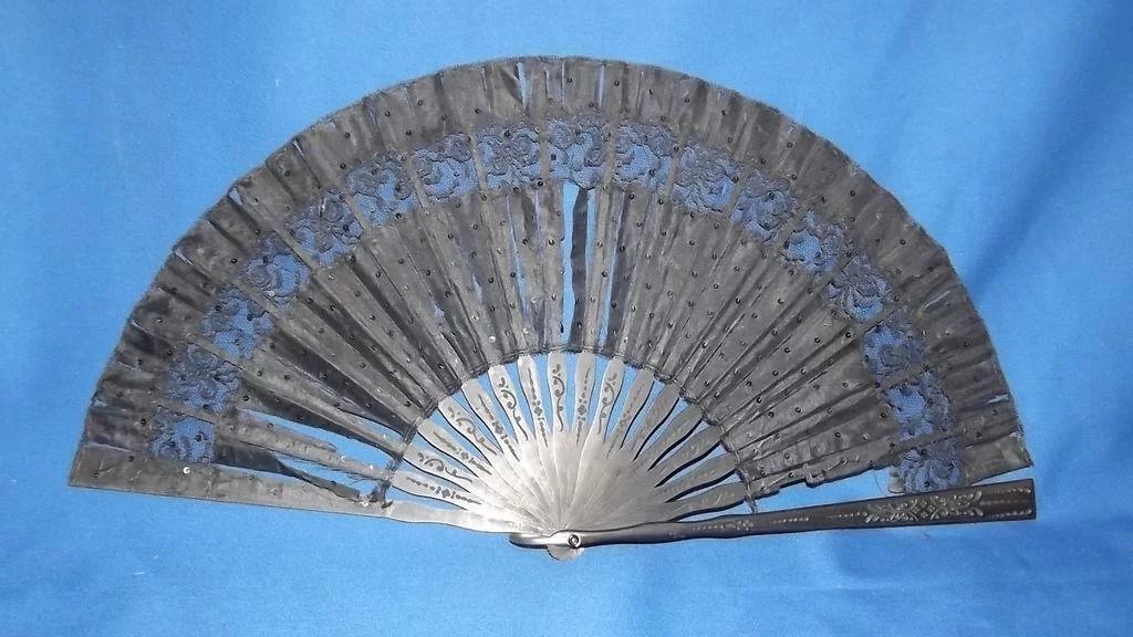 Antique Victorian Hand Carved Wood & Black Chantilly Lace Mourning Fan - Image 2