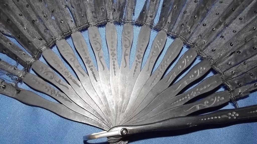 Antique Victorian Hand Carved Wood & Black Chantilly Lace Mourning Fan - Image 3