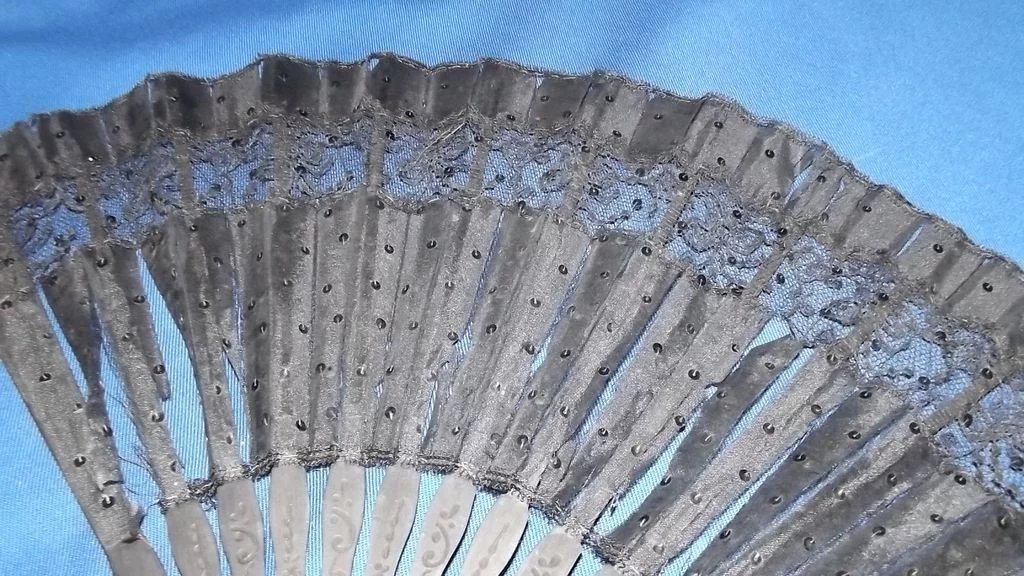Antique Victorian Hand Carved Wood & Black Chantilly Lace Mourning Fan - Image 4