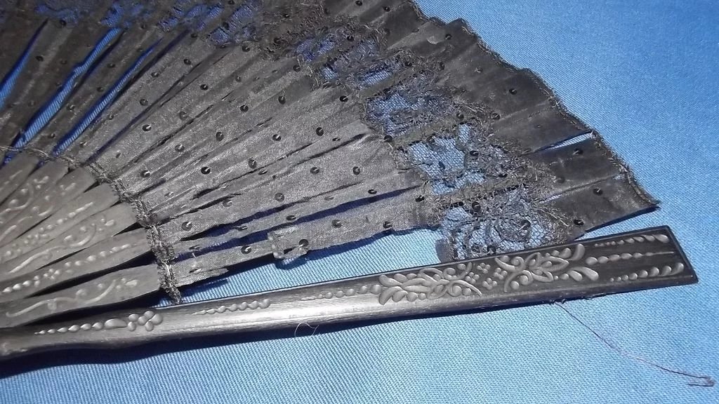 Antique Victorian Hand Carved Wood & Black Chantilly Lace Mourning Fan - Image 6