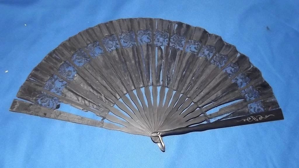 Antique Victorian Hand Carved Wood & Black Chantilly Lace Mourning Fan - Image 8