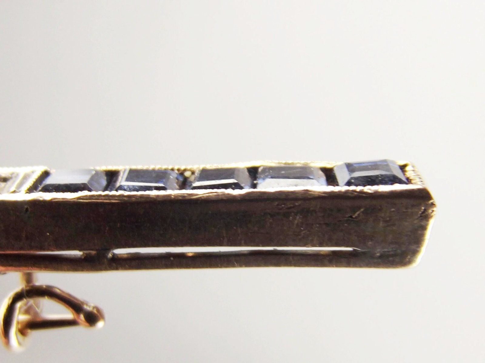 Art Deco 18ct Rose Gold Diamond & Sapphire Bar Brooch - Image 4