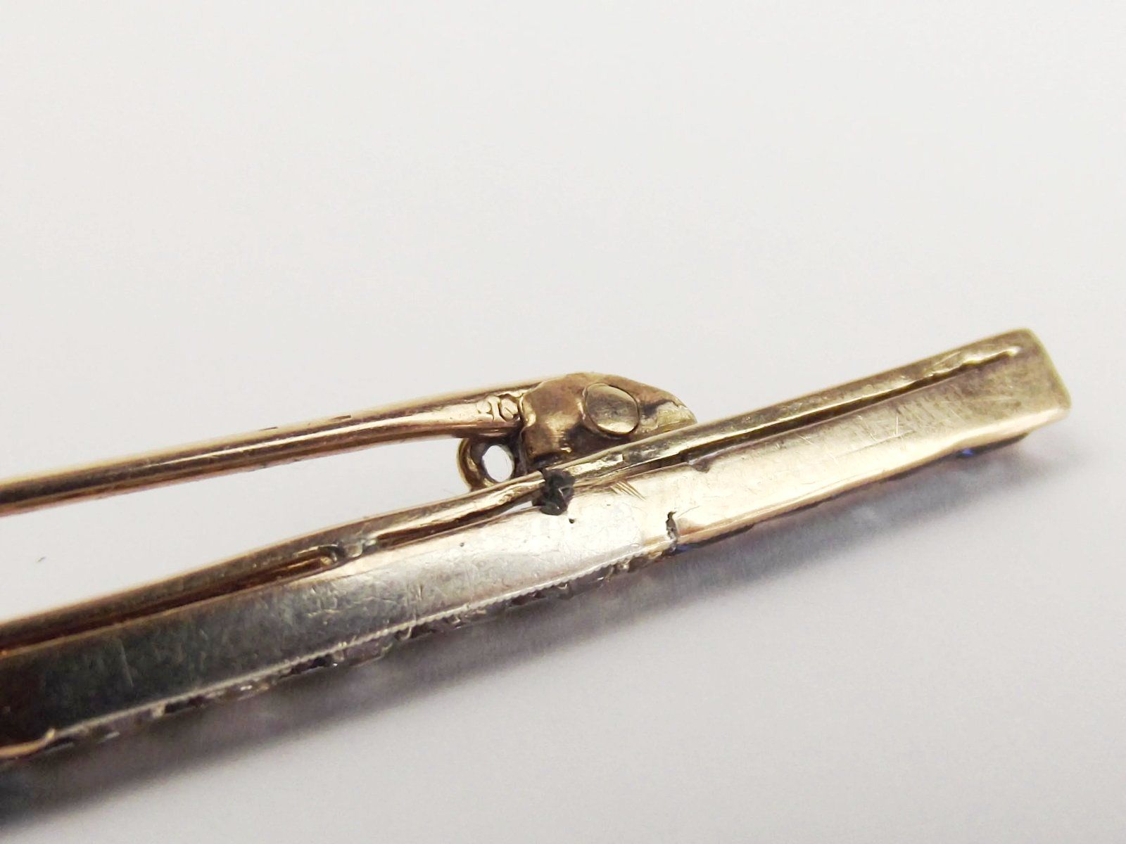 Art Deco 18ct Rose Gold Diamond & Sapphire Bar Brooch - Image 3