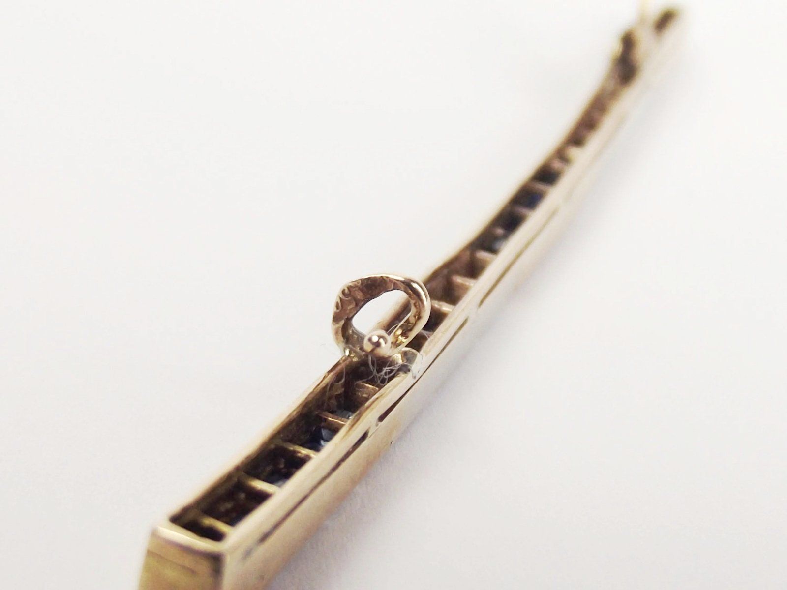 Art Deco 18ct Rose Gold Diamond & Sapphire Bar Brooch - Image 6