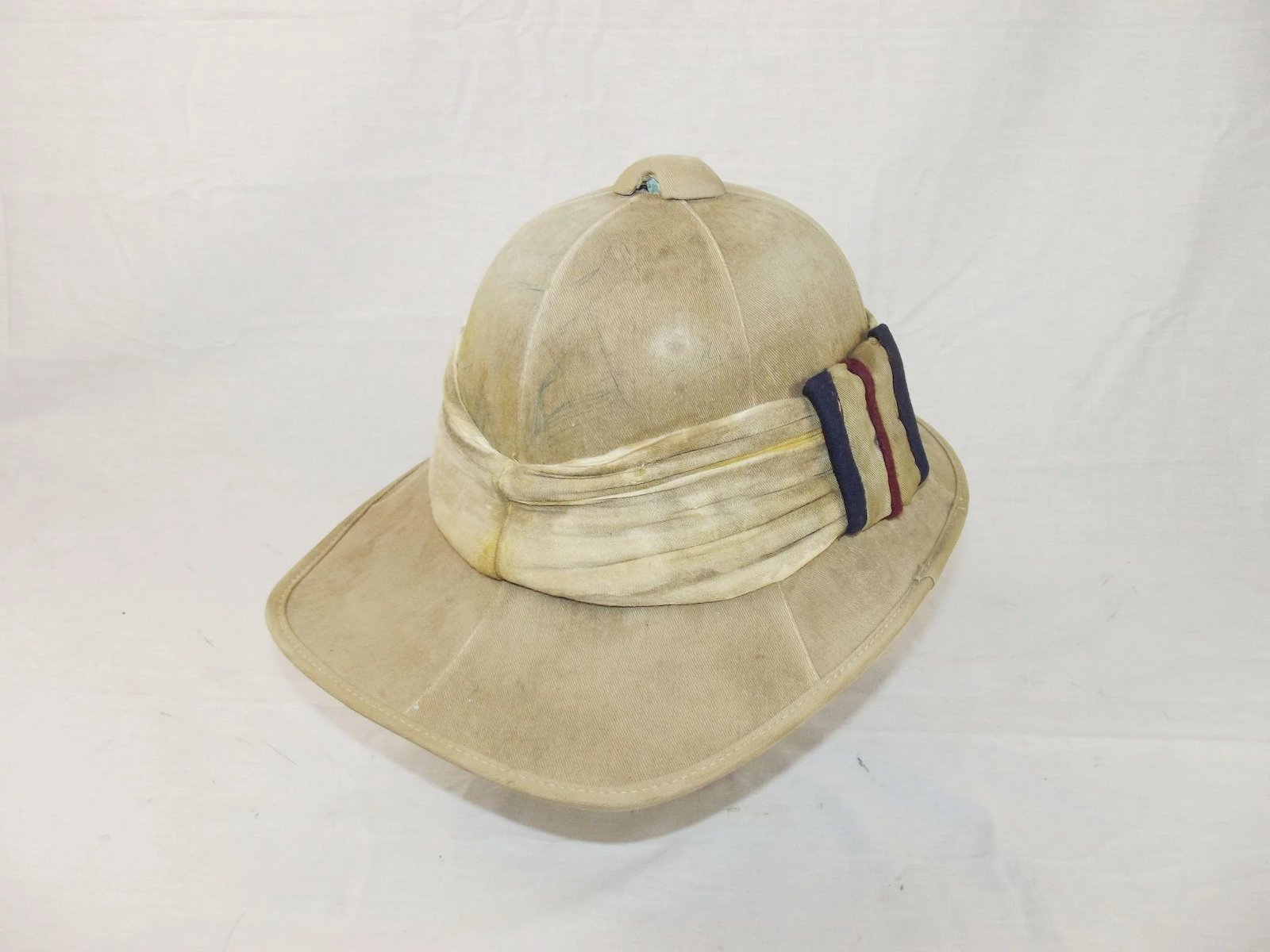 A British Inter-War Wolseley-style Pith Helmet with the RFC Badge - Image 4