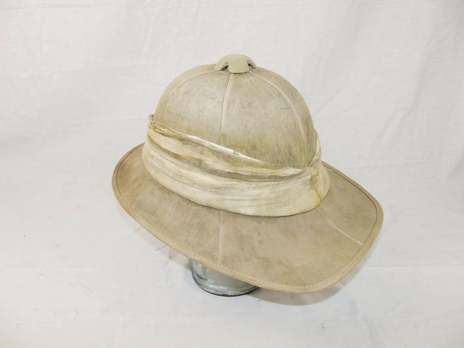 A British Inter-War Wolseley-style Pith Helmet with the RFC Badge - Image 5