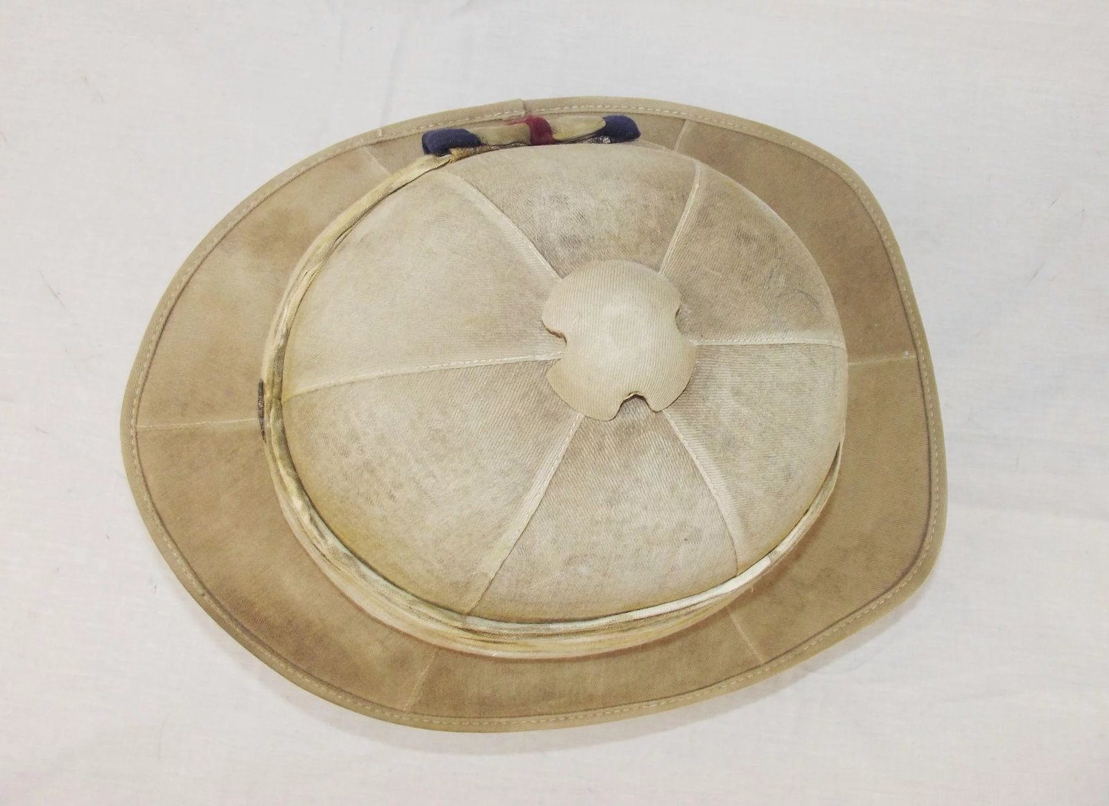 A British Inter-War Wolseley-style Pith Helmet with the RFC Badge - Image 7