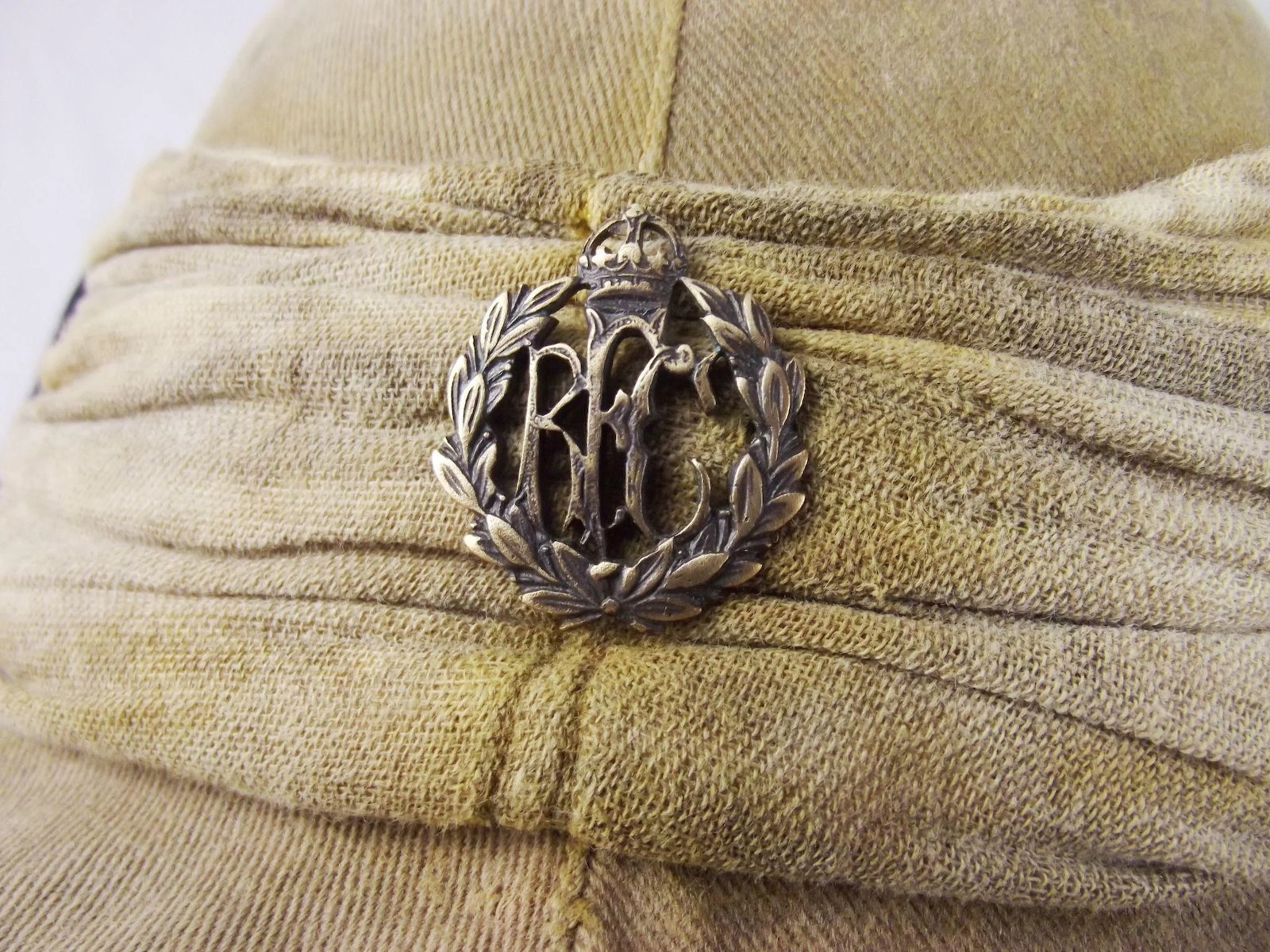 A British Inter-War Wolseley-style Pith Helmet with the RFC Badge - Image 10
