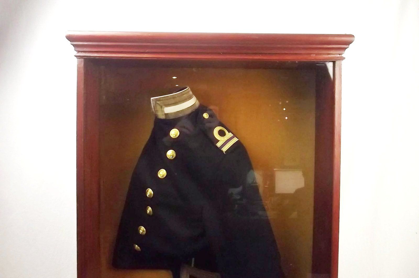 Cased Royal Navy Edwardian Captain/Lieutenant Half Uniform - Image 2