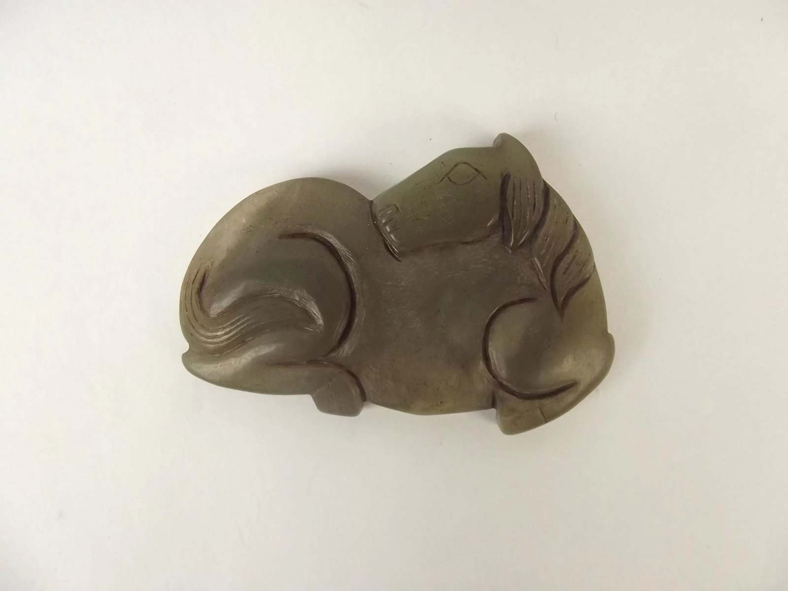 Chinese Qing Dynasty Nephrite Jade Belt Buckle Of A Resting Horse - Image 2