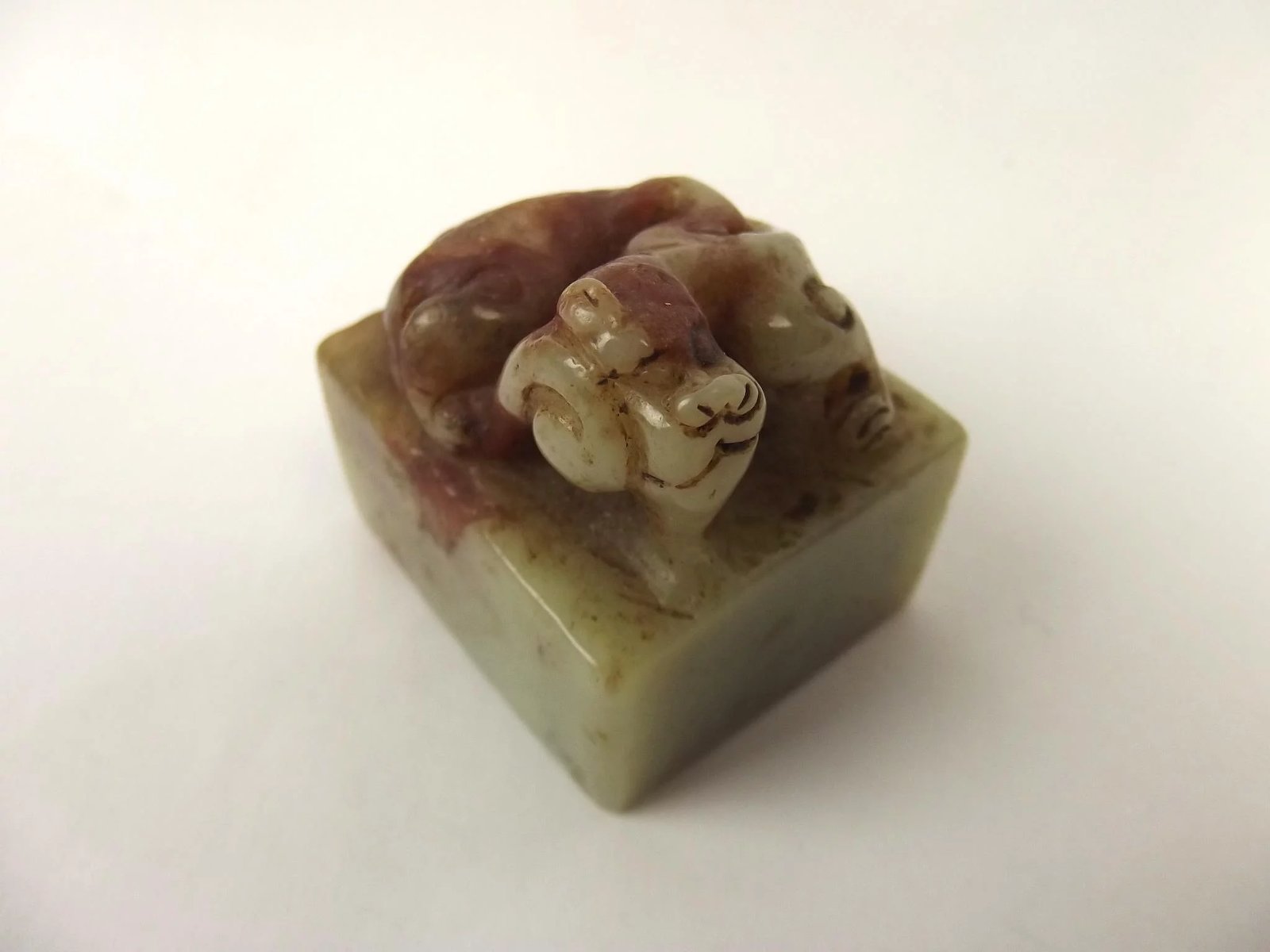 Chinese Qing Dynasty Nephrite Jade Carving Of A Dragon On A Block - Image 2