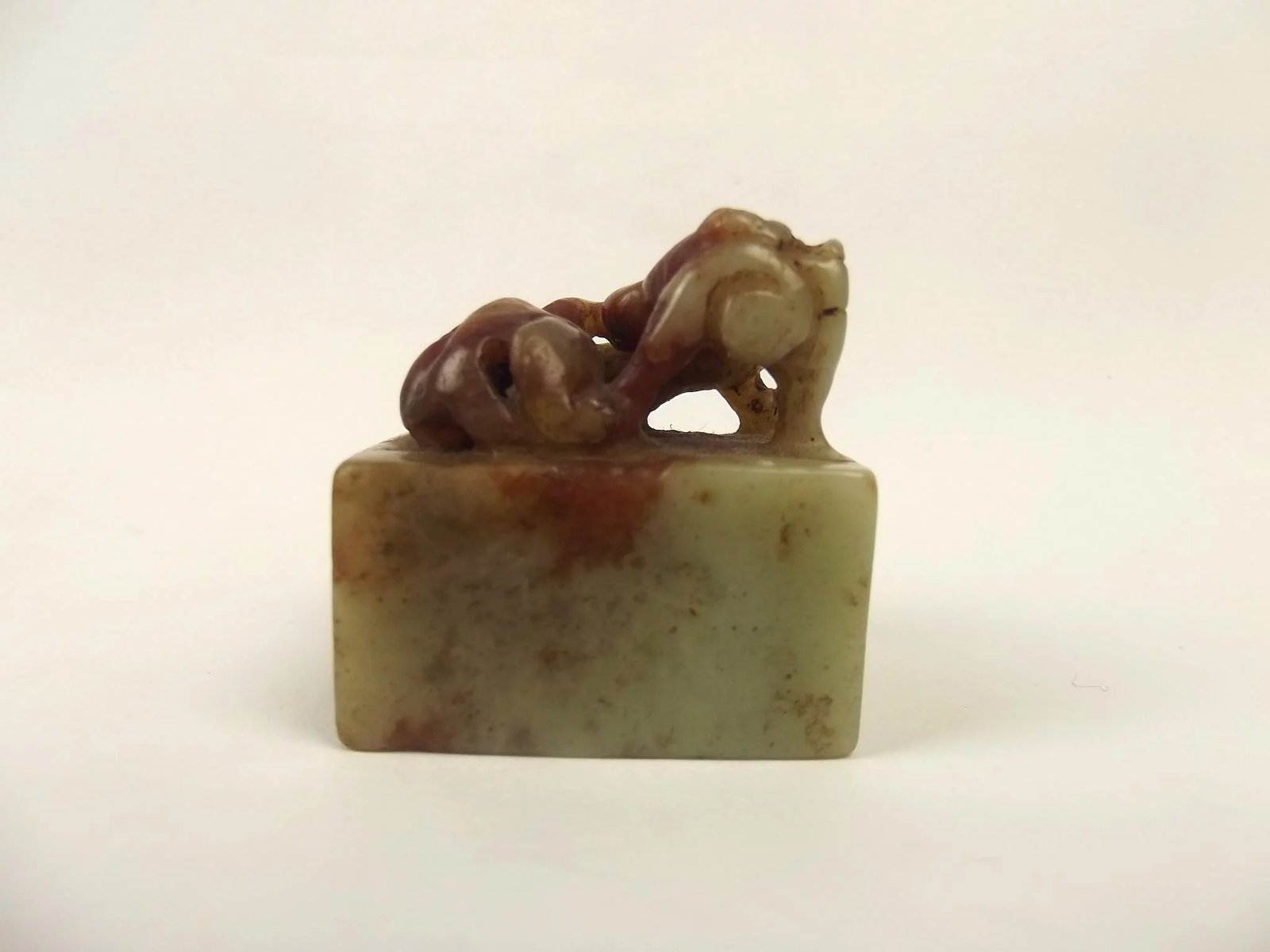 Chinese Qing Dynasty Nephrite Jade Carving Of A Dragon On A Block - Image 4