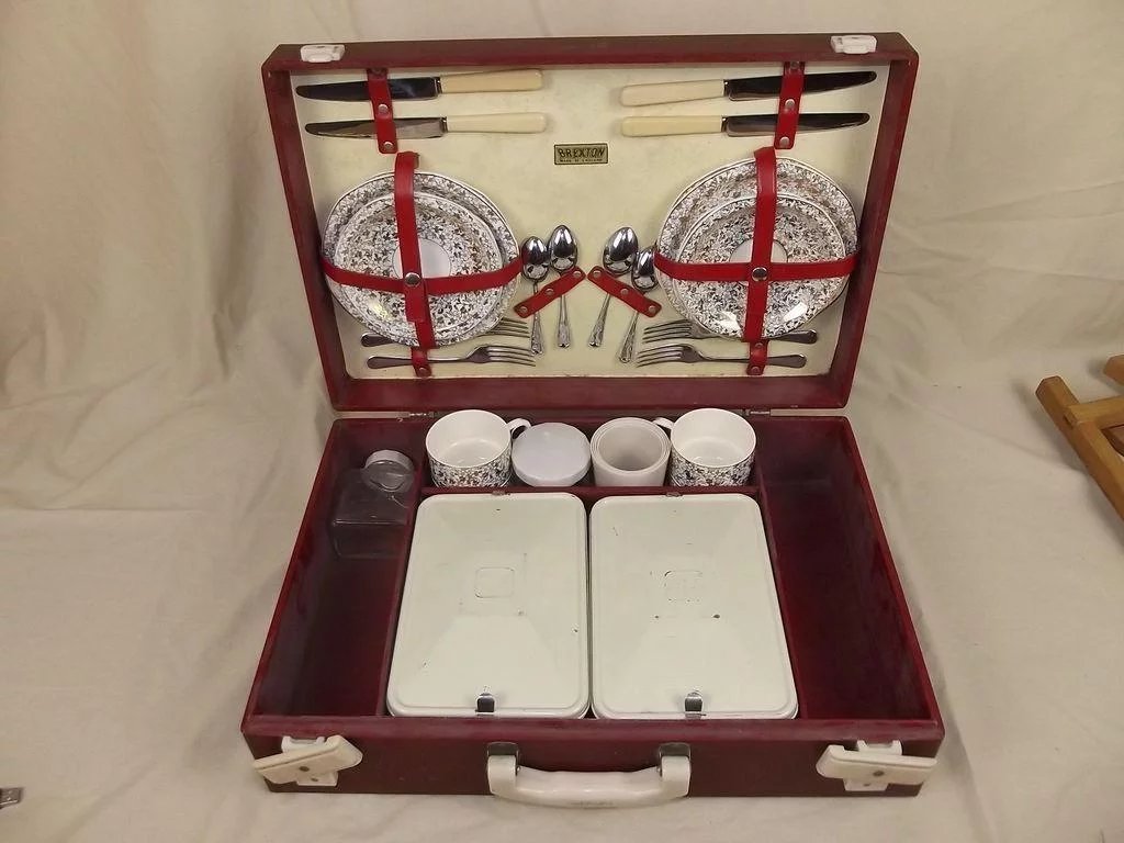 Circa 1950’s Brexton 4 Person Picnic Set - Image 2