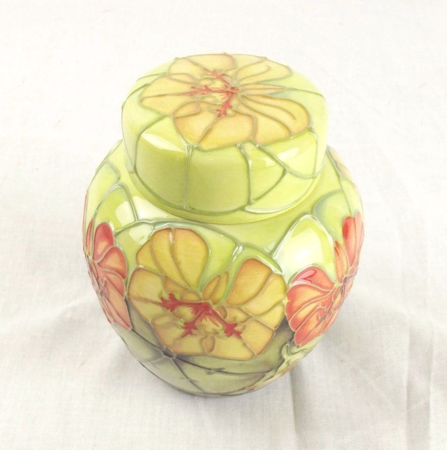 Circa 1993 Moorcroft Nasturtium Pattern Ginger Jar and Cover - Image 3