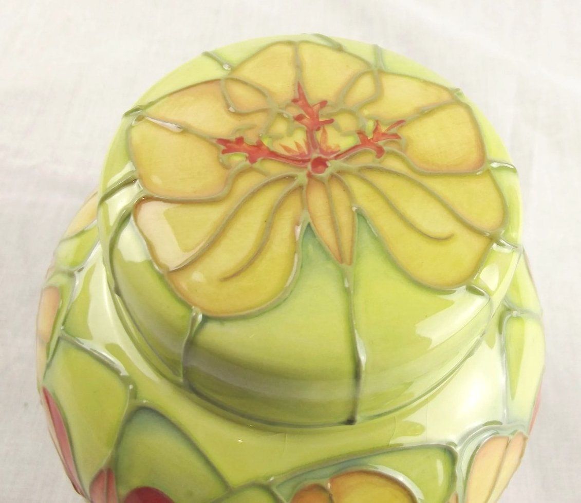 Circa 1993 Moorcroft Nasturtium Pattern Ginger Jar and Cover - Image 4