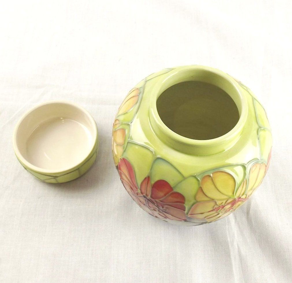 Circa 1993 Moorcroft Nasturtium Pattern Ginger Jar and Cover - Image 5