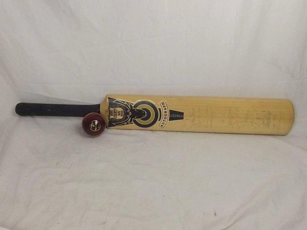 Hunts County Bats England Signature Series Signed Cricket Bat & Ball - Image 2
