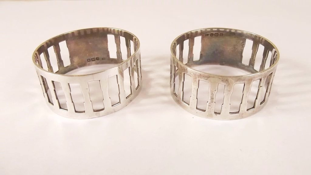 Initialed Pair of Silver Pierced Napkin Rings, London 1946, 35.6 g - Image 2
