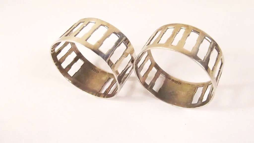 Initialed Pair of Silver Pierced Napkin Rings, London 1946, 35.6 g - Image 3