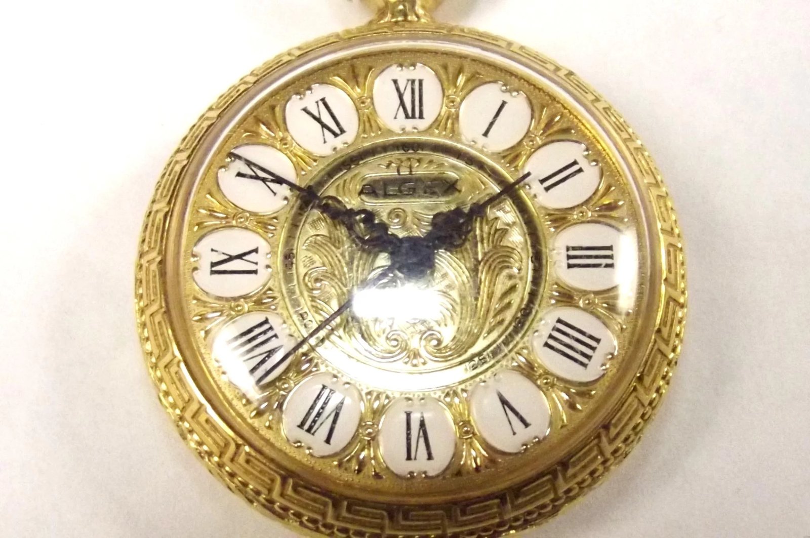Ladies Fine 18ct Gold Ornate Algex Made Pocket Watch - Image 2