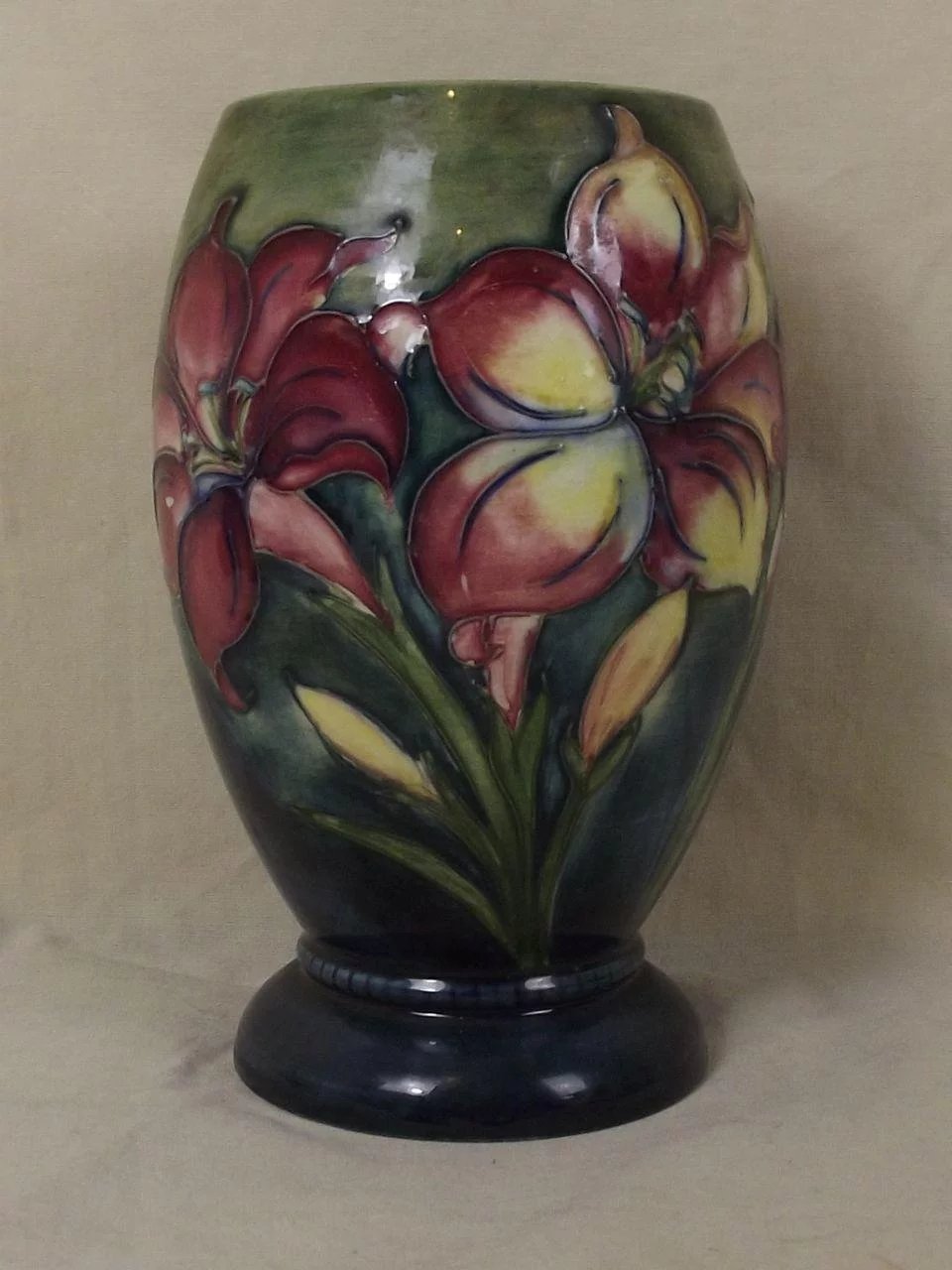 Moorcroft Clematis Pattern Pottery Vase - Signed - Late Queen Mary Label - Image 2