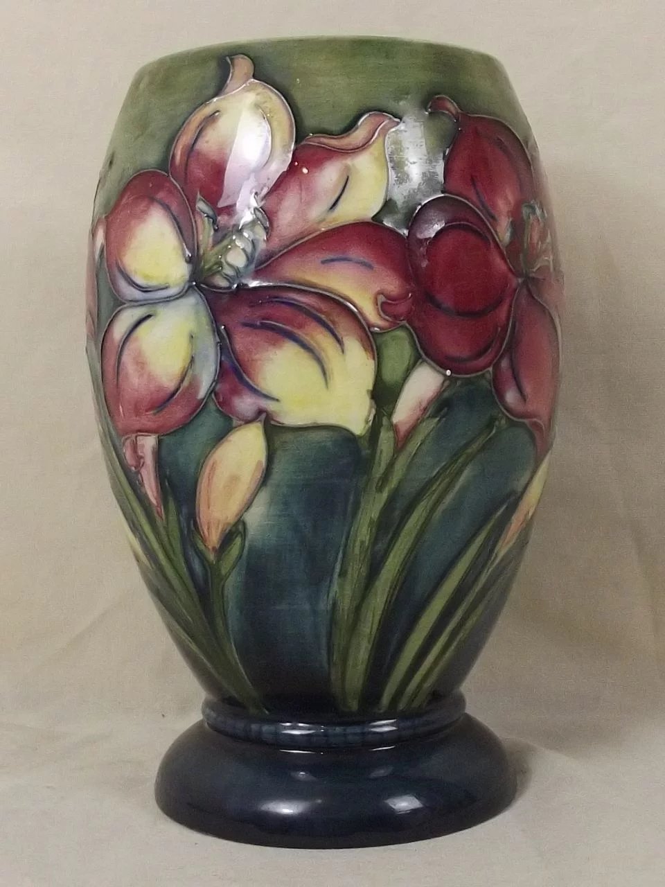 Moorcroft Clematis Pattern Pottery Vase - Signed - Late Queen Mary Label - Image 3