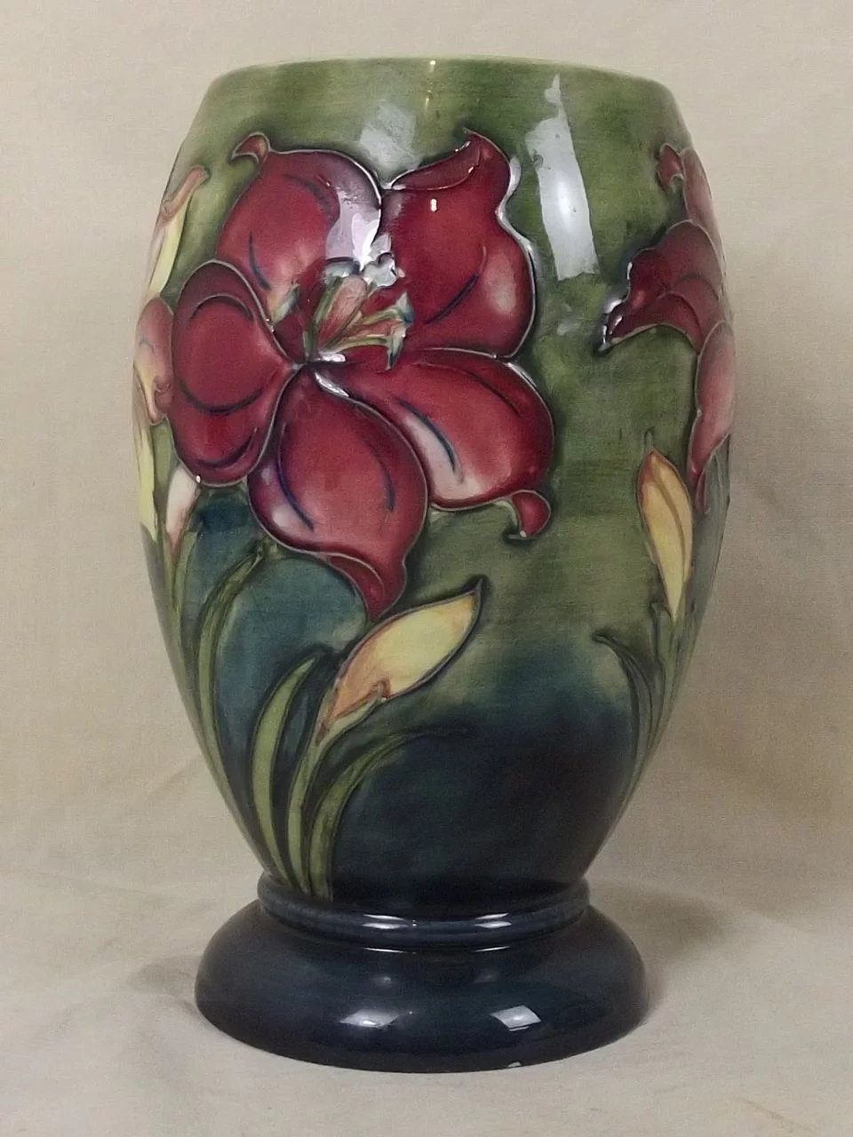 Moorcroft Clematis Pattern Pottery Vase - Signed - Late Queen Mary Label - Image 4