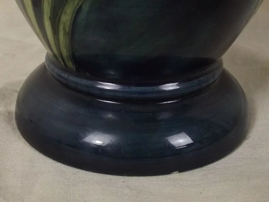 Moorcroft Clematis Pattern Pottery Vase - Signed - Late Queen Mary Label - Image 7