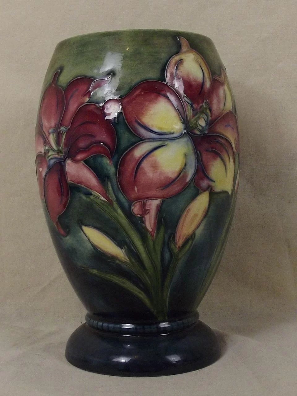 Moorcroft Clematis Pattern Pottery Vase - Signed - Late Queen Mary Label - Image 8