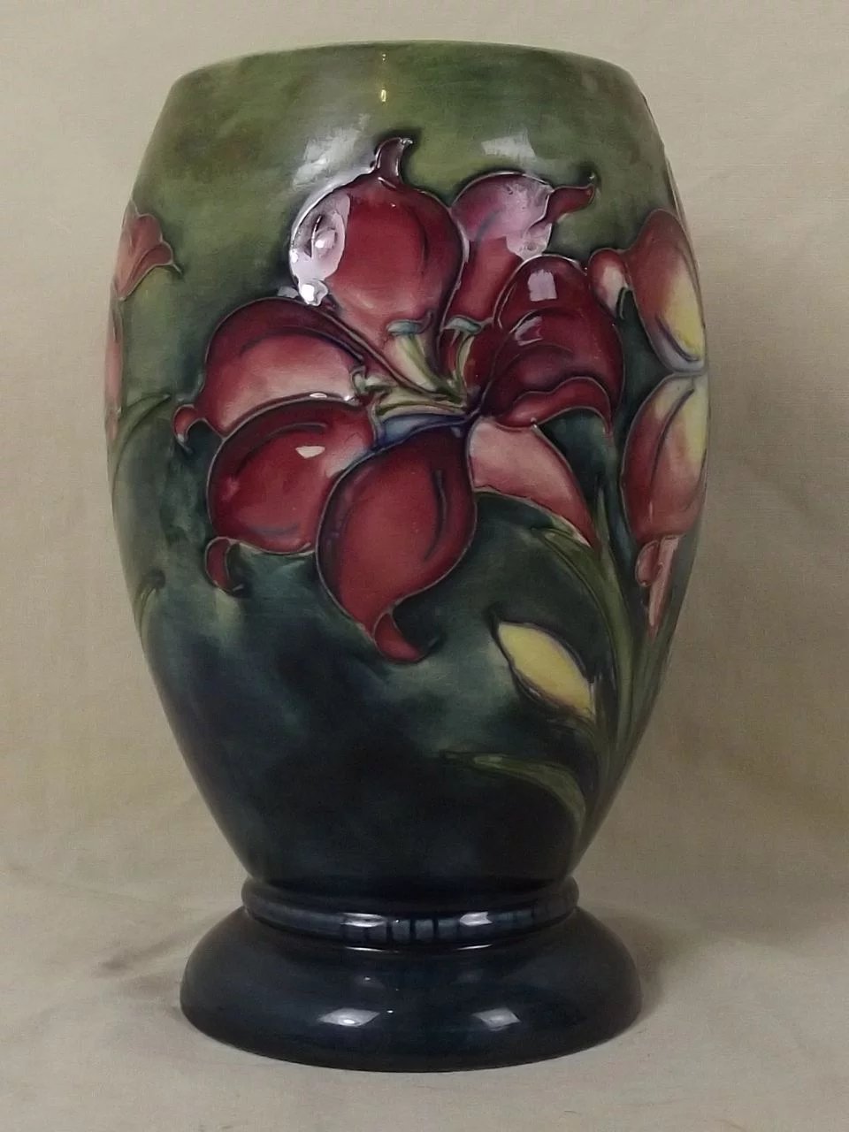 Moorcroft Clematis Pattern Pottery Vase - Signed - Late Queen Mary Label - Image 9