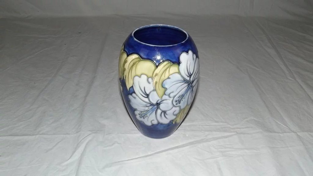 Moorcroft Hibiscus Pattern Oviform Vase 1953- - Image 2