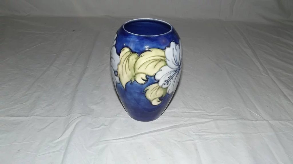 Moorcroft Hibiscus Pattern Oviform Vase 1953- - Image 3