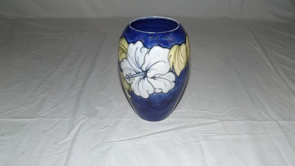 Moorcroft Hibiscus Pattern Oviform Vase 1953- - Image 4