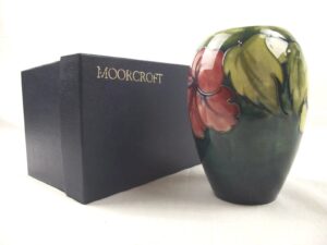 Moorcroft Hibiscus Pattern Vase With Queen Mary Label In Later Box